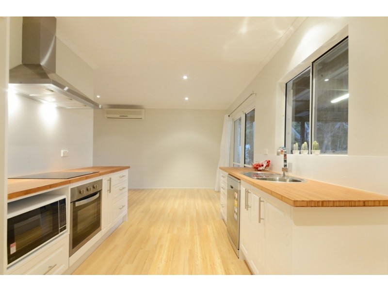 4 Jones Road, Cannonvale QLD 4802