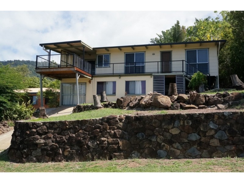 10 Balaka Street, Cannonvale QLD 4802