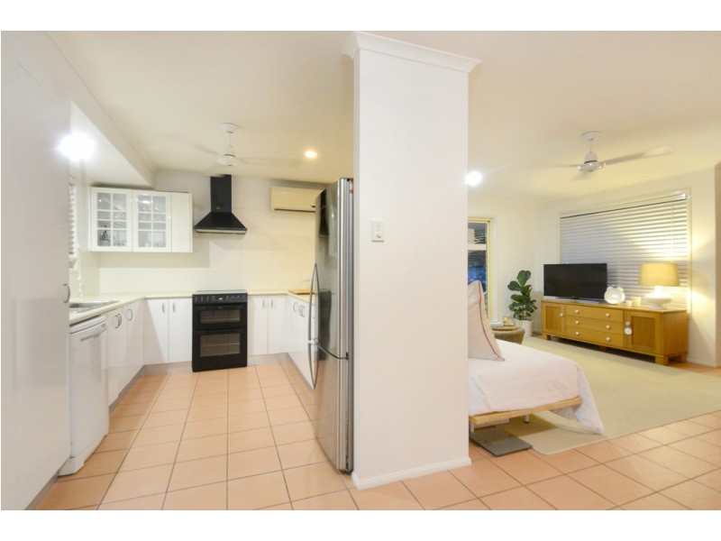 12 Hazelwood Crescent, Cannonvale QLD 4802