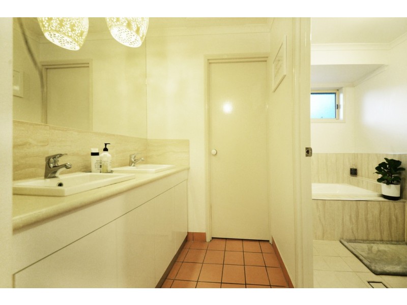 12 Hazelwood Crescent, Cannonvale QLD 4802