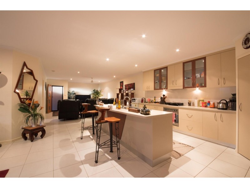 2/5 Wills Court, Cannonvale QLD 4802