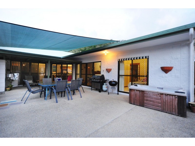 10 Jones Road, Cannonvale QLD 4802