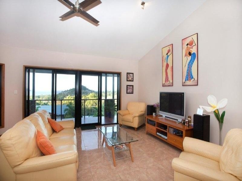 17 Country Road, Cannonvale QLD 4802
