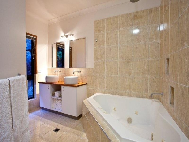 17 Country Road, Cannonvale QLD 4802