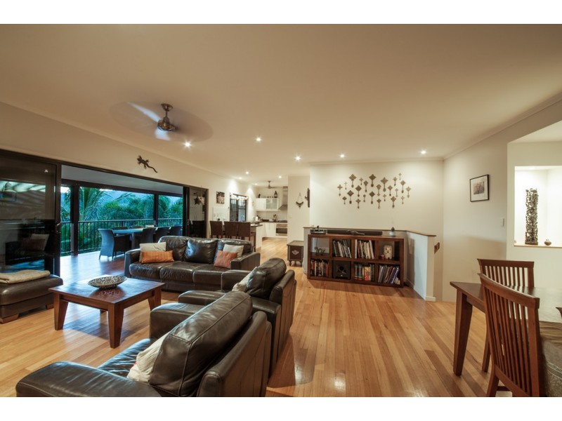 8 Golf Views, Cannonvale QLD 4802