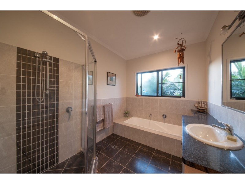 8 Golf Views, Cannonvale QLD 4802