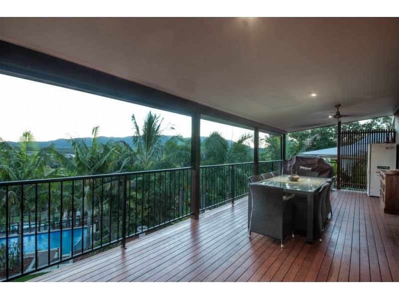 8 Golf Views, Cannonvale QLD 4802