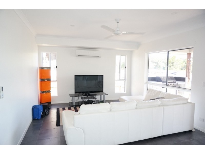 4 Pearl Street, Cannonvale QLD 4802