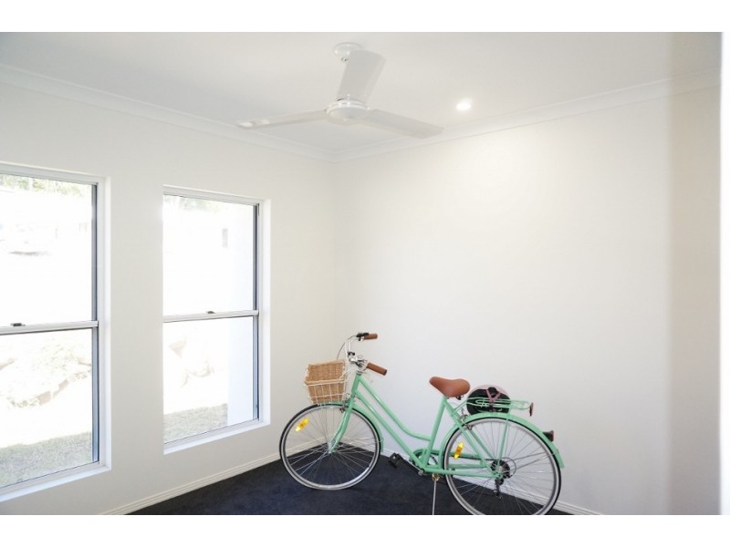 4 Pearl Street, Cannonvale QLD 4802