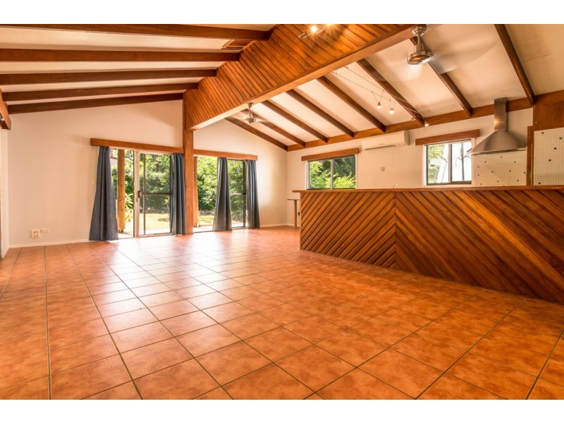 4 Iluka Street, Cannonvale QLD 4802