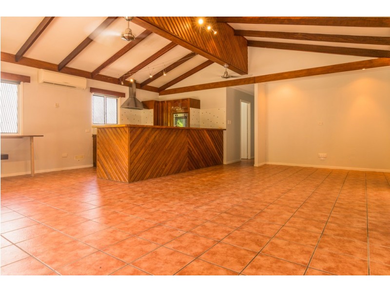 4 Iluka Street, Cannonvale QLD 4802
