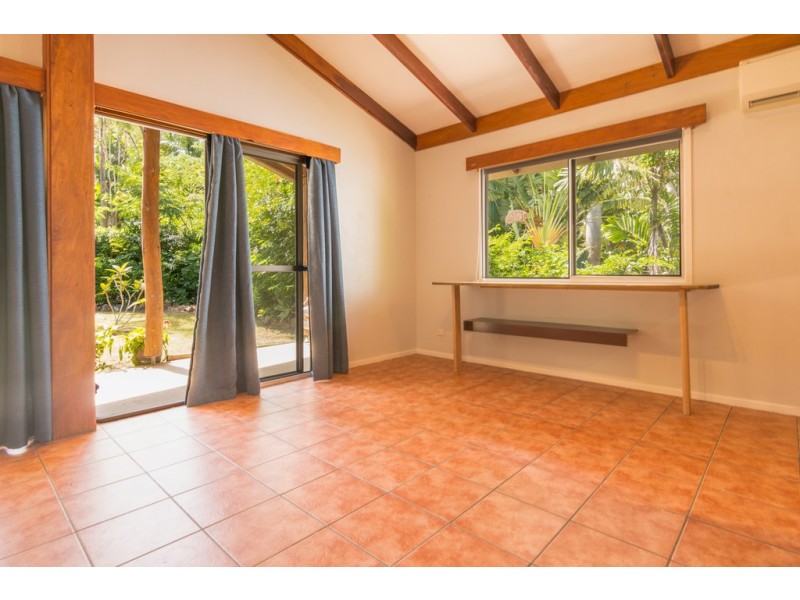 4 Iluka Street, Cannonvale QLD 4802