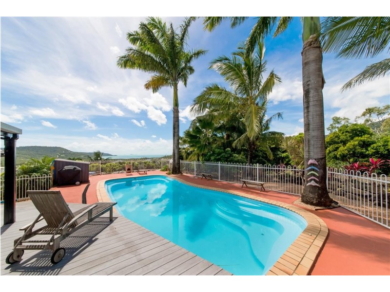 1 Whitehaven Crescent, Cannonvale QLD 4802