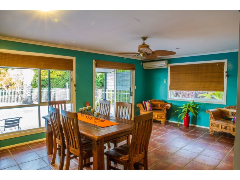 1 Whitehaven Crescent, Cannonvale QLD 4802