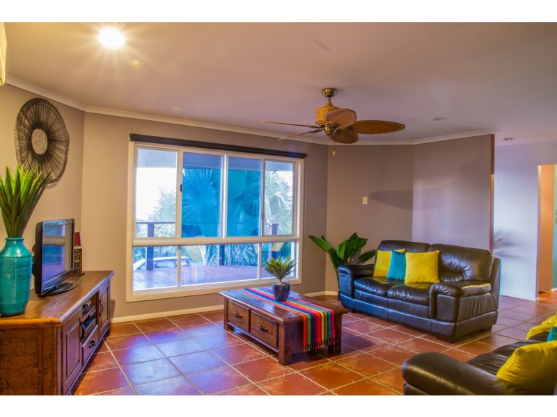 1 Whitehaven Crescent, Cannonvale QLD 4802