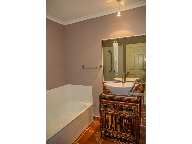 1 Whitehaven Crescent, Cannonvale QLD 4802