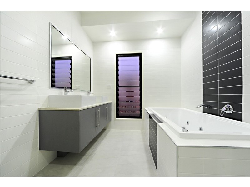 20 Whitehaven Crescent, Cannonvale QLD 4802