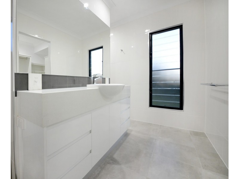 24 Whitehaven Crescent, Cannonvale QLD 4802