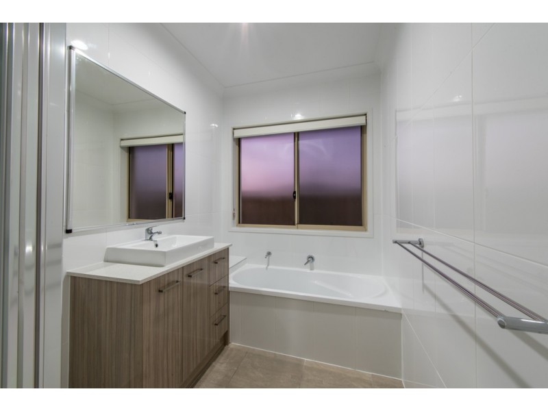 4 Spritsail Crescent, Cannonvale QLD 4802