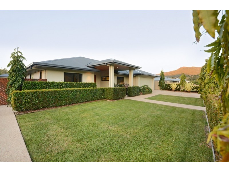 11 Henderson Street, Cannonvale QLD 4802