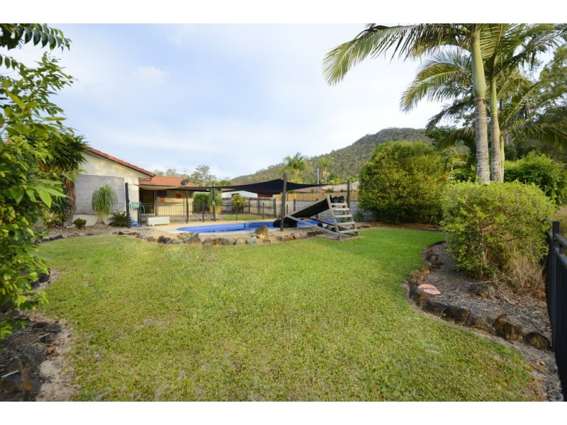 30 Valley Drive, Cannonvale QLD 4802
