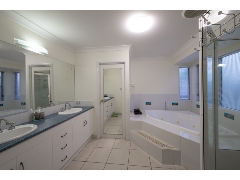 17 Links Drive, Cannonvale QLD 4802