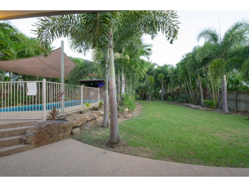 17 Links Drive, Cannonvale QLD 4802