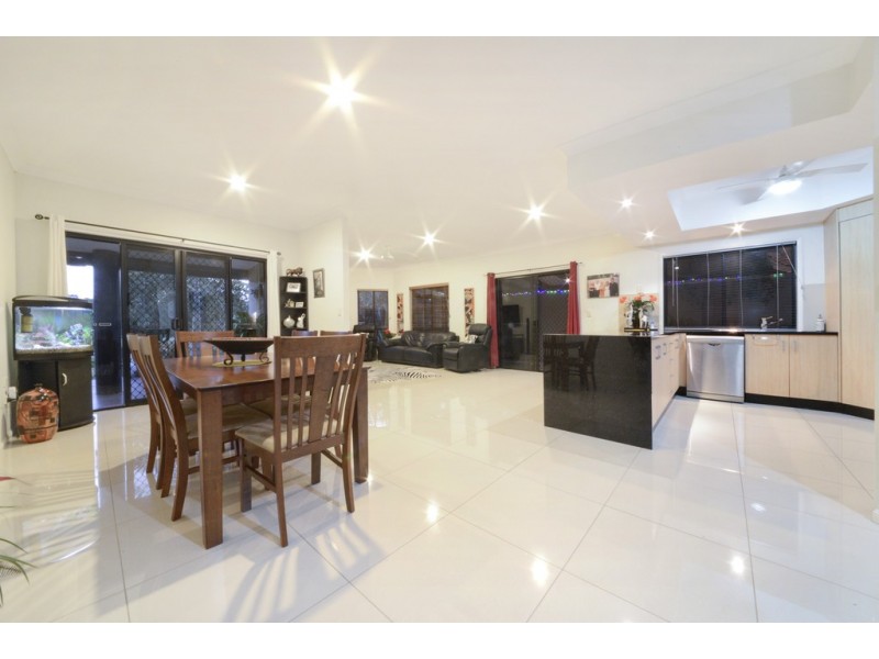 52 Valley Drive, Cannonvale QLD 4802