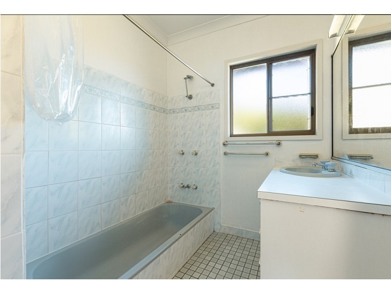 4 Woodwark Crescent, Cannonvale QLD 4802