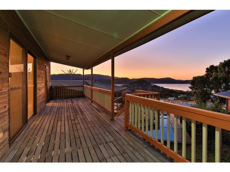 4 Woodwark Crescent, Cannonvale QLD 4802