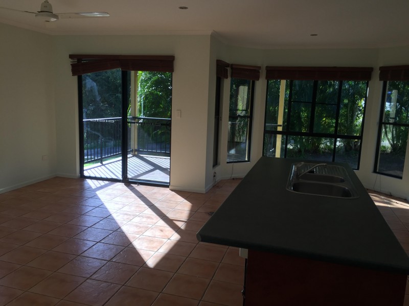 2/13 Macarthur Drive, Cannonvale QLD 4802