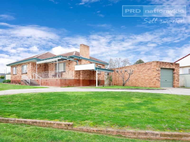 1 Manoora Avenue, Mount Austin NSW 2650