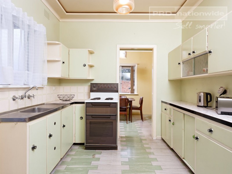 1 Manoora Avenue, Mount Austin NSW 2650