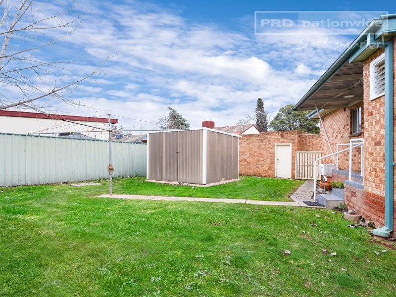 1 Manoora Avenue, Mount Austin NSW 2650