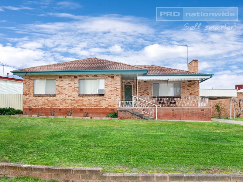 1 Manoora Avenue, Mount Austin NSW 2650