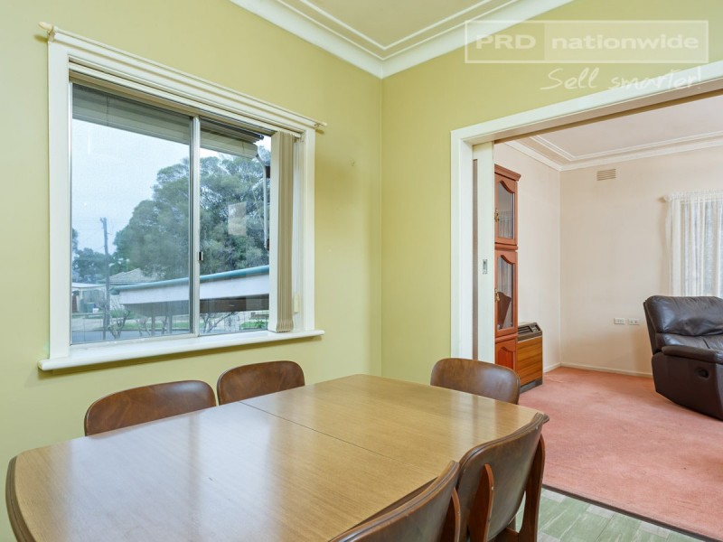 1 Manoora Avenue, Mount Austin NSW 2650