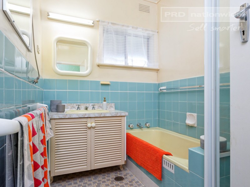 1 Manoora Avenue, Mount Austin NSW 2650