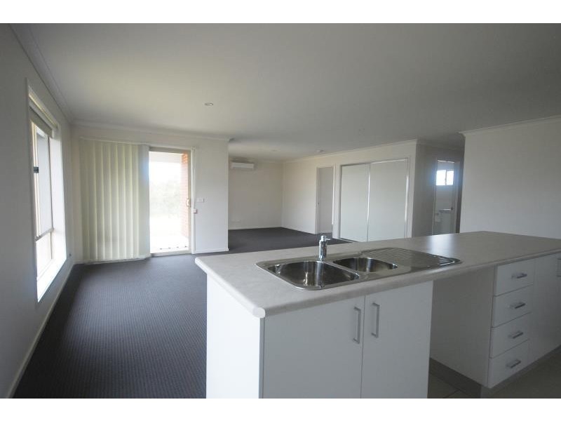 5 Sunvale Cresent, Estella NSW 2650