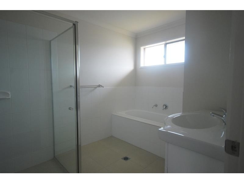 5 Sunvale Cresent, Estella NSW 2650