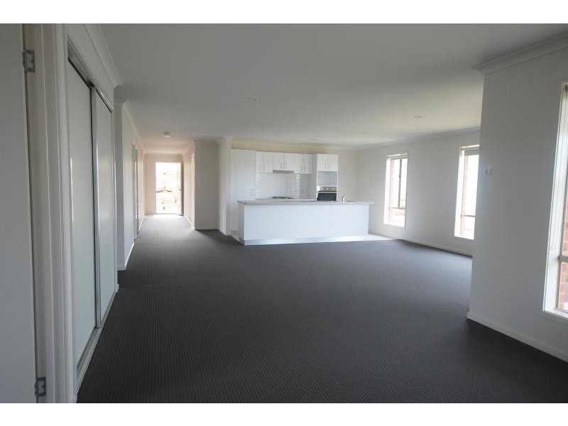 5 Sunvale Cresent, Estella NSW 2650