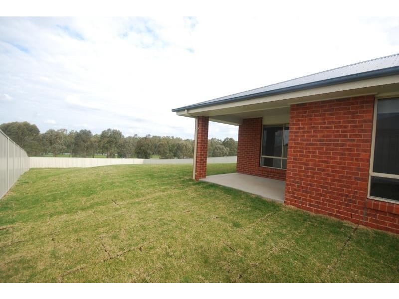 5 Sunvale Cresent, Estella NSW 2650