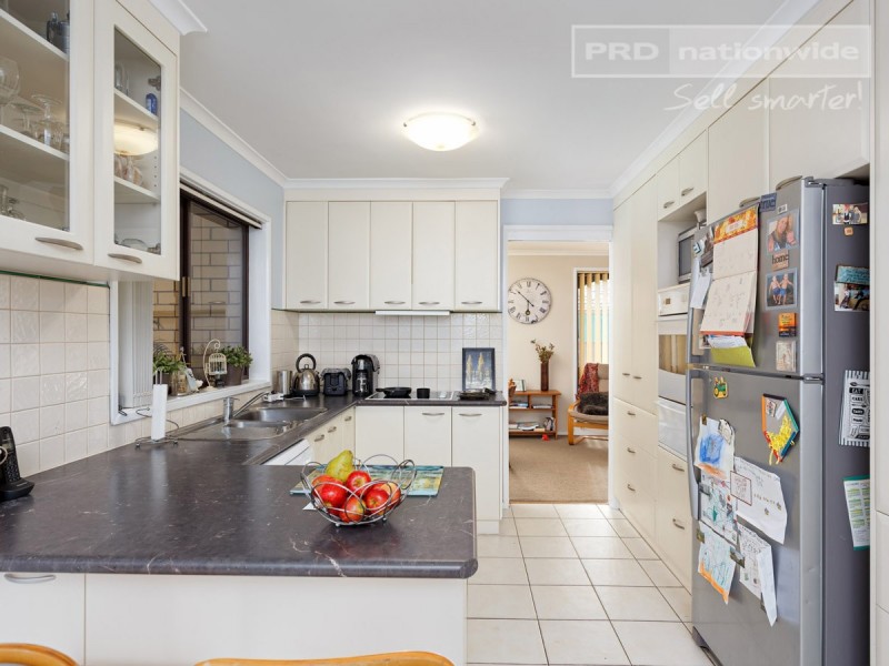 12 Eyre Street, Lake Albert NSW 2650