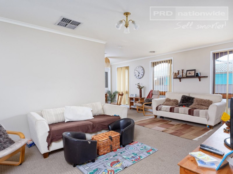 12 Eyre Street, Lake Albert NSW 2650