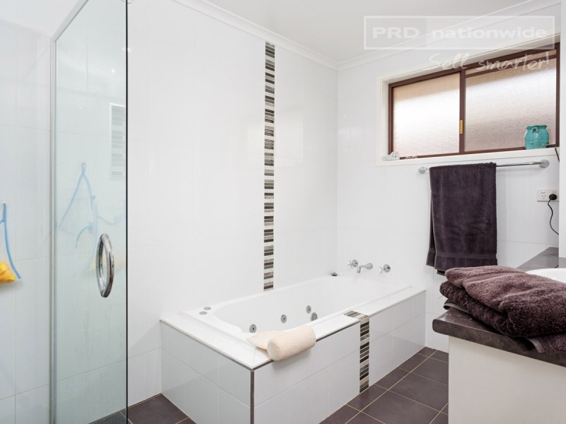 12 Eyre Street, Lake Albert NSW 2650