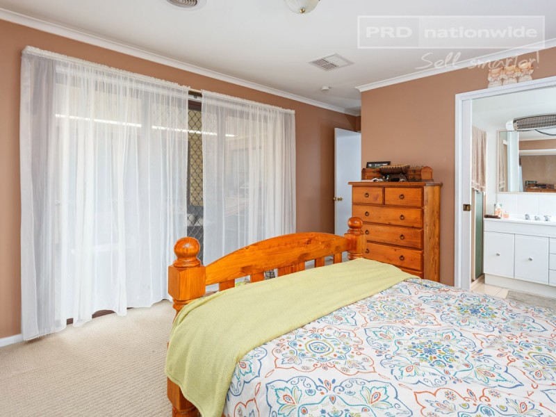 12 Eyre Street, Lake Albert NSW 2650