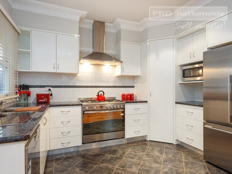 8 Heydon Avenue, Turvey Park NSW 2650