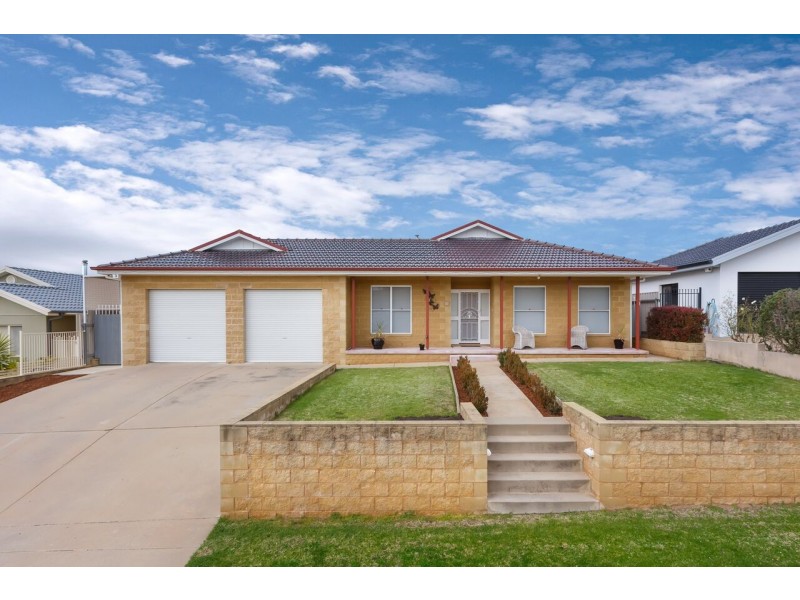 11 Hudson Drive, Lloyd NSW 2650