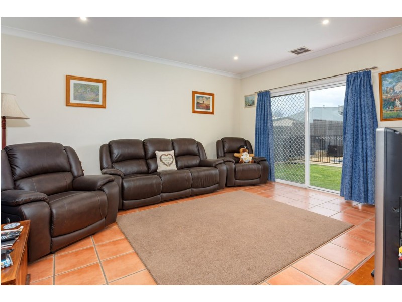 11 Hudson Drive, Lloyd NSW 2650