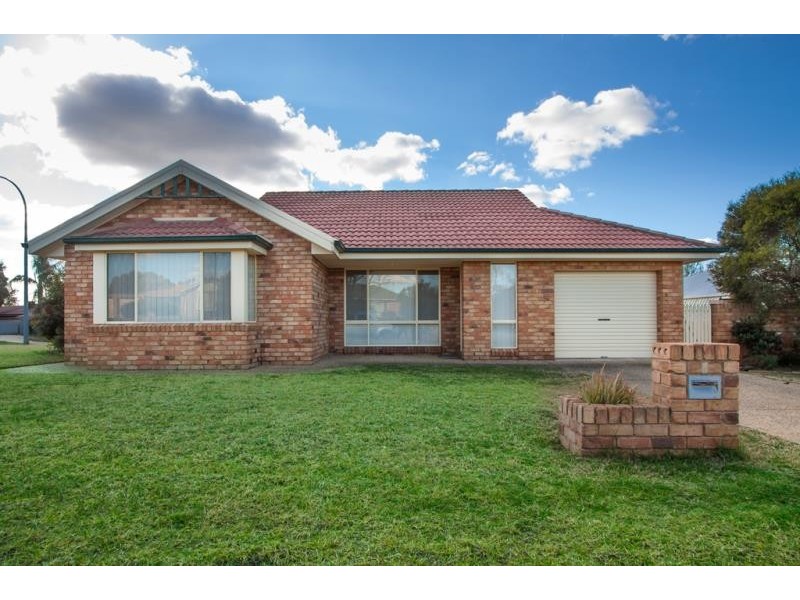 1/1 Kaldari Crescent, Glenfield Park NSW 2650