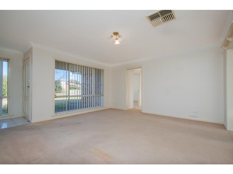 1/1 Kaldari Crescent, Glenfield Park NSW 2650